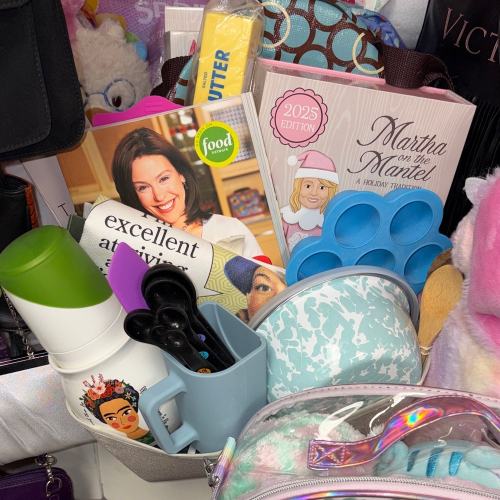 ENORMOUS HOME HOUSEWARES LOT